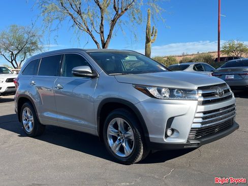 Used 2019 Toyota Highlander Limited w/ Carpet Mat Package (TMS) AWD/4WD image 8