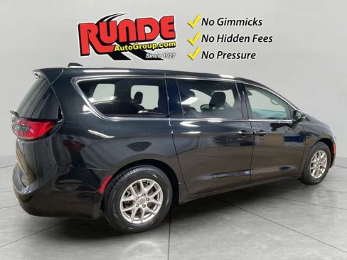 Used 2023 Chrysler Pacifica Touring-L image 5