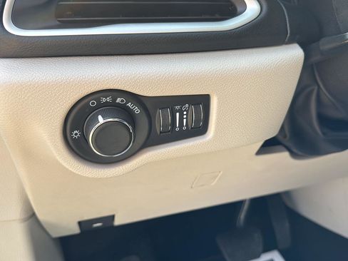 Used 2023 Chrysler Voyager LX FWD image 13