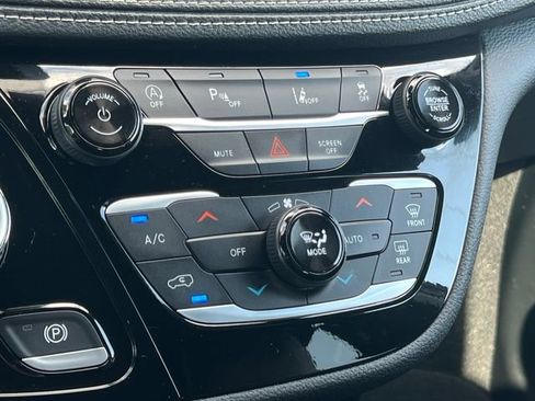 Used 2025 Chrysler Pacifica Select w/ Uconnect Theater Family Group AWD/4WD image 29