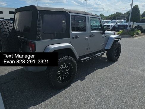 Used 2017 Jeep Wrangler Unlimited Sahara w/ Connectivity Group AWD/4WD image 18