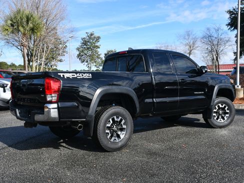 Used 2017 Toyota Tacoma TRD Off-Road image 4