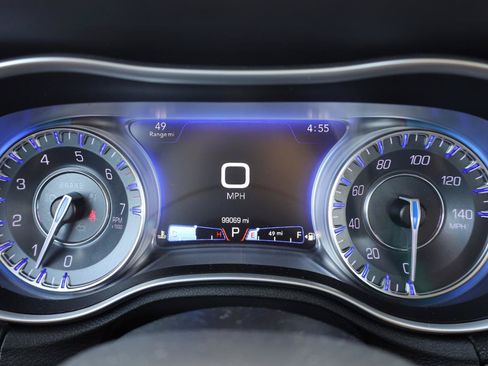Used 2016 Chrysler 300 C RWD image 9