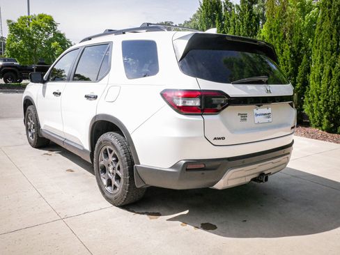 Used 2025 Honda Pilot TrailSport image 8