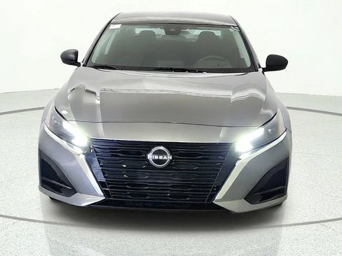Used 2024 Nissan Altima 2.5 SV FWD image 2