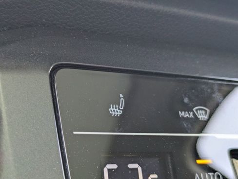 Certified 2022 Volkswagen Tiguan SE image 23