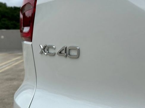 Certified 2025 Volvo XC40 B5 Plus AWD/4WD image 38