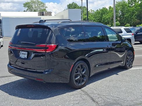 Used 2025 Chrysler Pacifica Limited FWD image 6