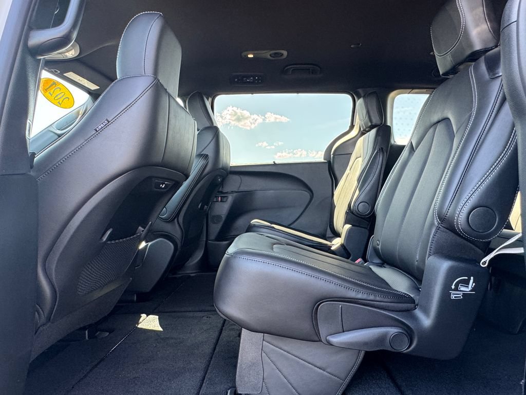 New 2027 Chrysler Pacifica Select FWD image 31