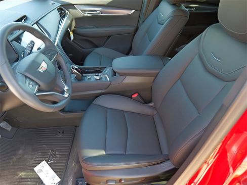 New 2025 Cadillac XT6 Luxury image 9