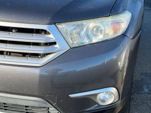 Used 2012 Toyota Highlander SE w/ Tow Pkg image 11