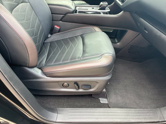 Used 2024 Nissan Pathfinder Platinum FWD image 11