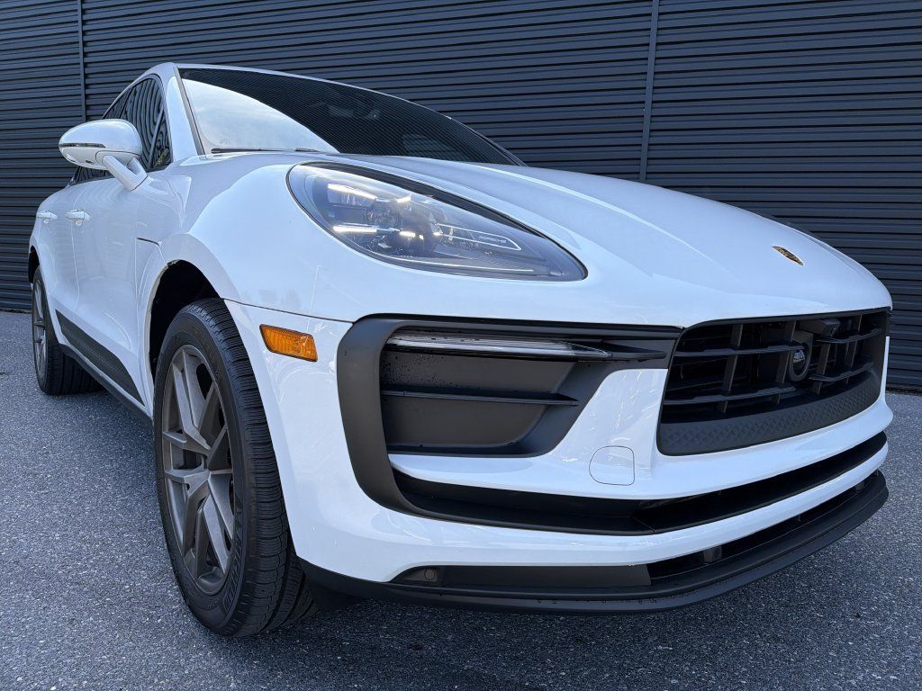 Certified 2026 Porsche Macan AWD/4WD image 9