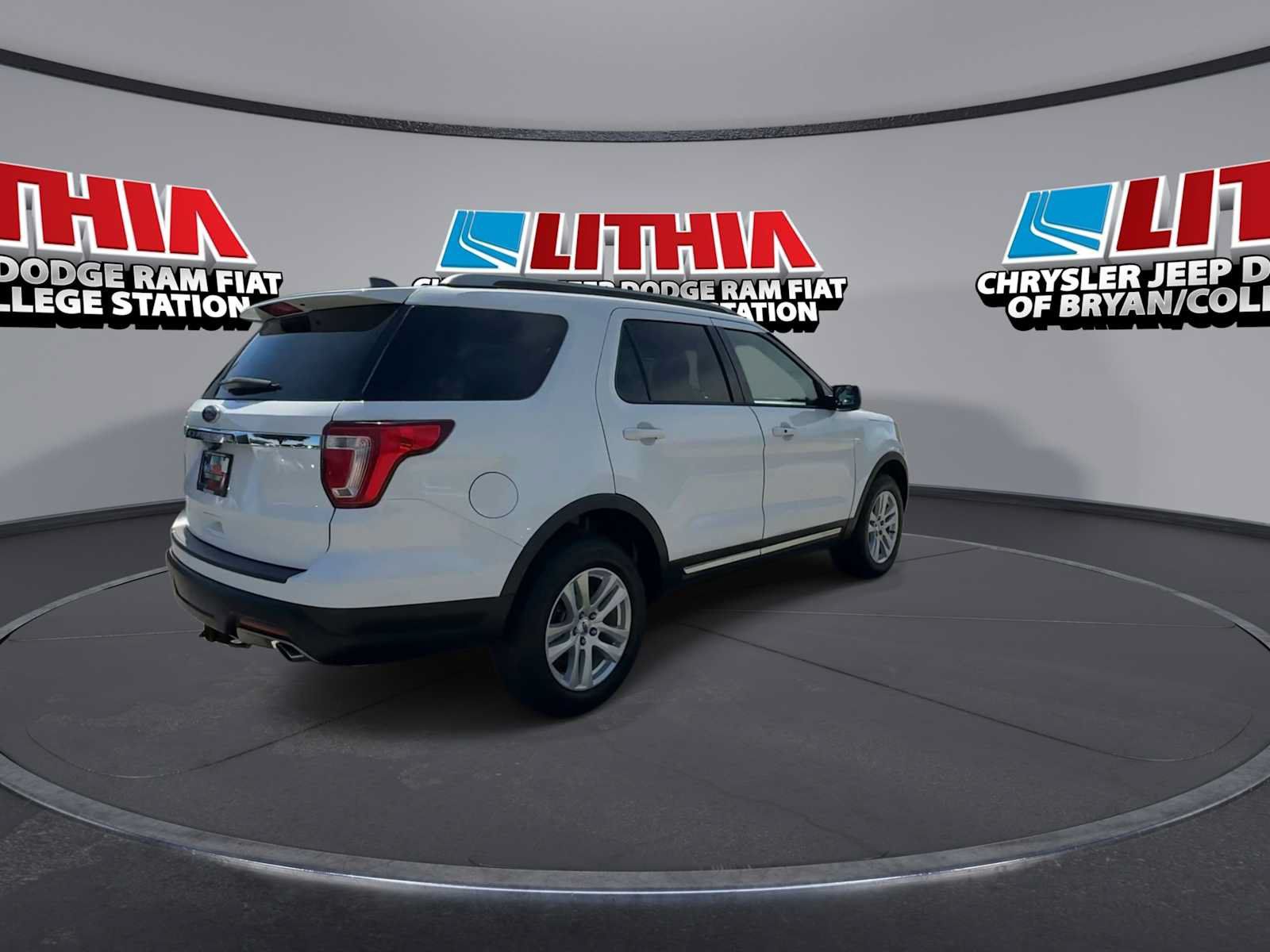 Used 2018 Ford Explorer XLT AWD/4WD image 8