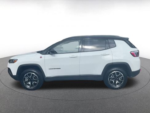 Used 2025 Jeep Compass Trailhawk image 9