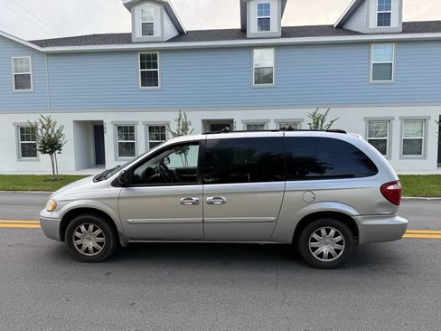 Used 2005 Chrysler Town & Country Touring w/ Leather Interior Group FWD image 6