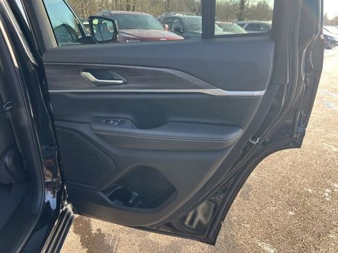 Used 2024 Jeep Grand Cherokee Limited image 16