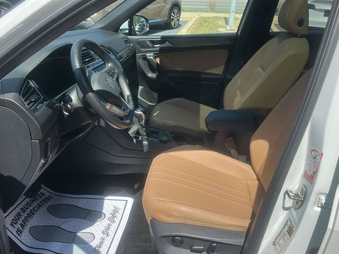 Used 2023 Volkswagen Tiguan SE AWD/4WD image 19