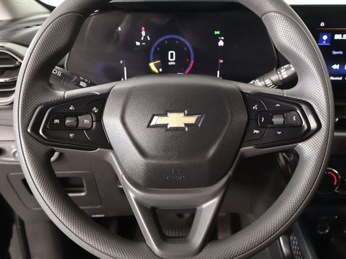 Used 2025 Chevrolet TrailBlazer LT AWD/4WD image 3