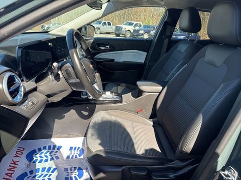 Used 2025 Chevrolet Trax LT w/ LT Convenience Package image 14