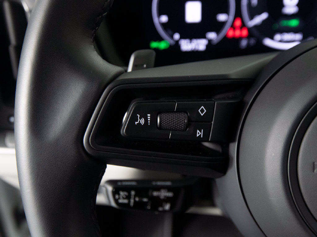 Certified 2026 Porsche Cayenne E-Hybrid Coupe AWD/4WD image 25