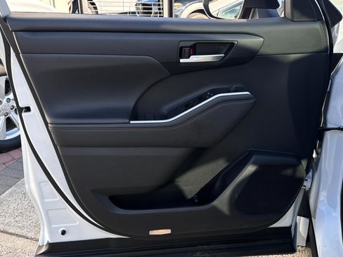 Used 2023 Toyota Highlander XLE image 13