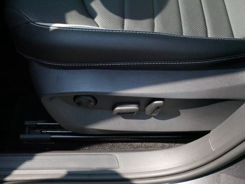 Certified 2025 Volkswagen Taos SEL AWD/4WD image 20
