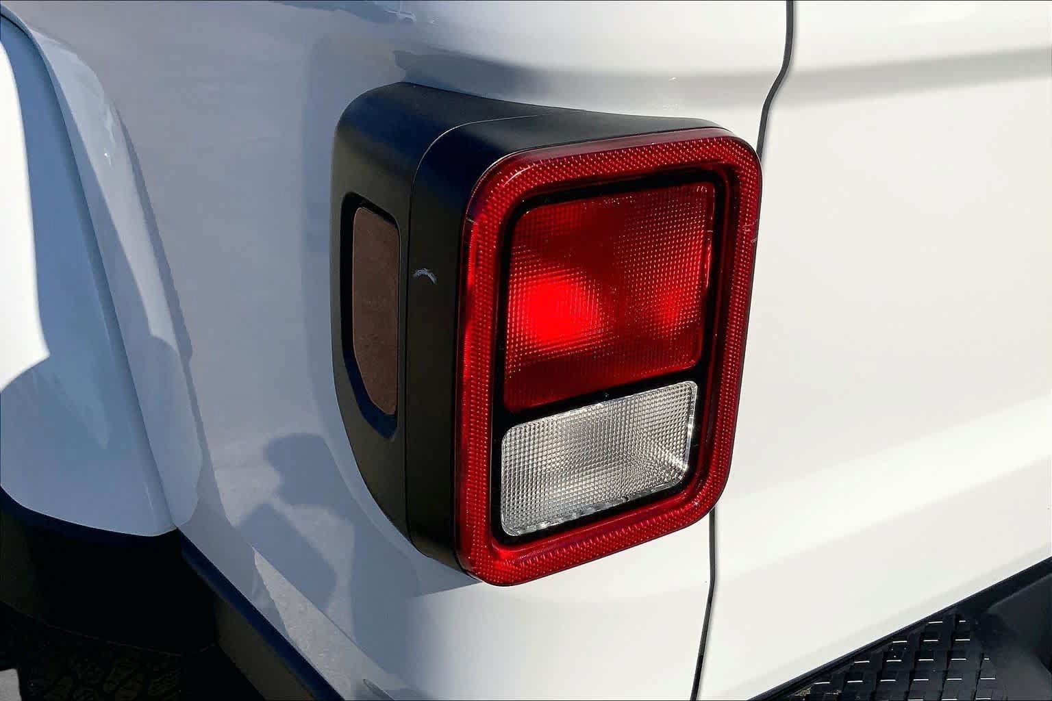 Used 2025 Jeep Gladiator Sport AWD/4WD image 25
