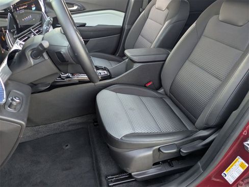 Used 2025 Chevrolet Trax LT w/ LT Convenience Package image 14