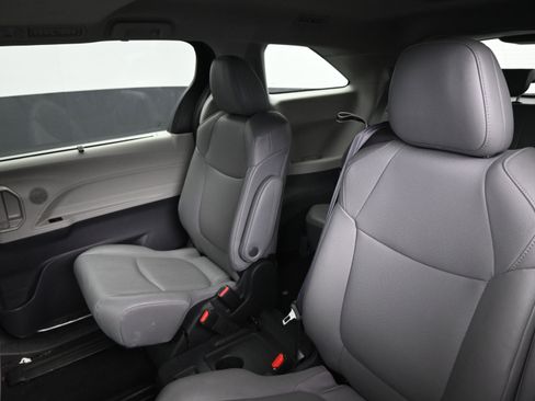 Certified 2024 Toyota Sienna XLE image 17