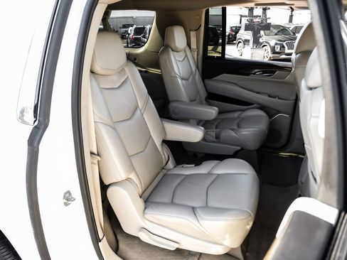 Used 2020 Cadillac Escalade ESV Premium Luxury image 37