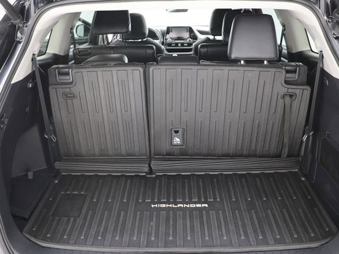 Used 2021 Toyota Highlander XLE image 28