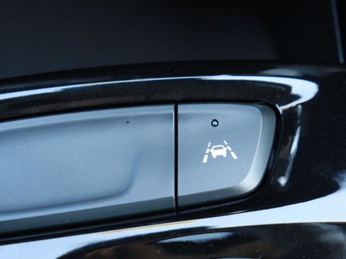 Used 2025 Chevrolet Trax RS w/ Driver Confidence Package FWD image 17