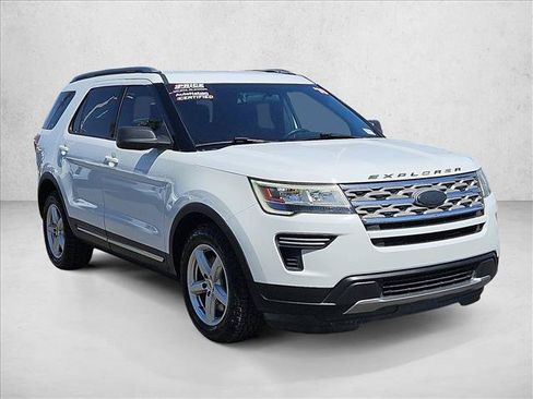 Used 2018 Ford Explorer XLT FWD image 3