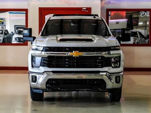 Used 2024 Chevrolet Silverado 2500 LT w/ Convenience Package image 9