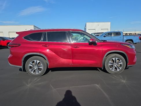 Certified 2020 Toyota Highlander XLE AWD/4WD image 9