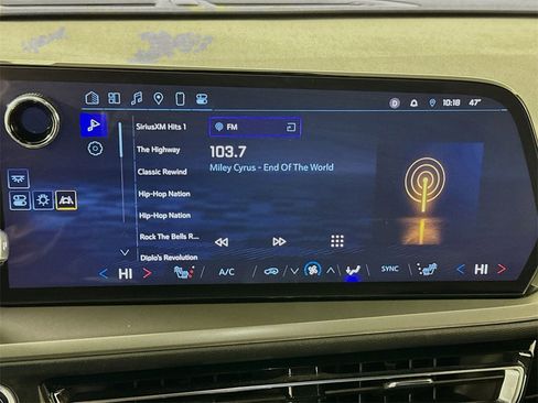 Used 2025 Chevrolet Traverse LT image 13