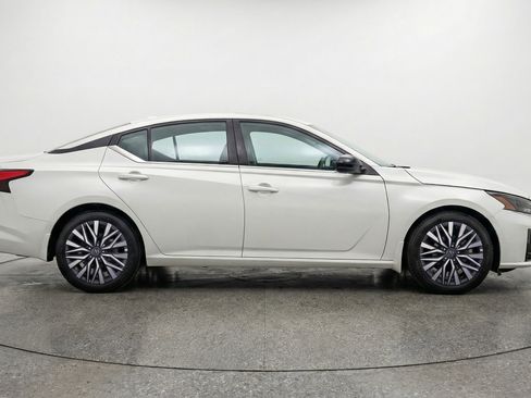 Used 2025 Nissan Altima 2.5 SV image 11