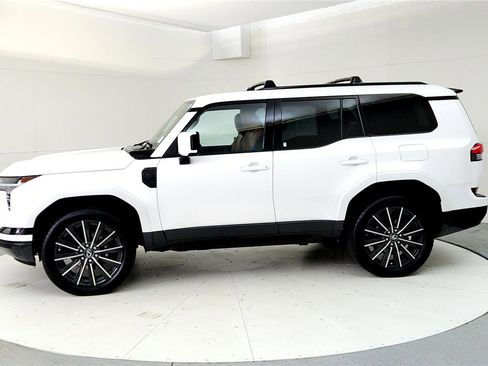 Used 2024 Lexus GX 550 w/ Accessory Package (2T) AWD/4WD image 3