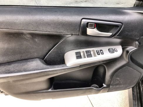 Used 2014 Toyota Camry SE w/ Moonroof Package FWD image 13