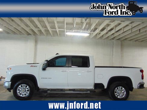 Used 2024 Chevrolet Silverado 2500 LT AWD/4WD image 1