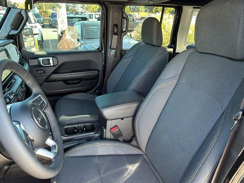 Used 2026 Jeep Wrangler Unlimited Sahara w/ Technology Group AWD/4WD image 17