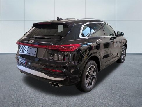 Used 2025 Audi Q5 Premium w/ Convenience Package image 3