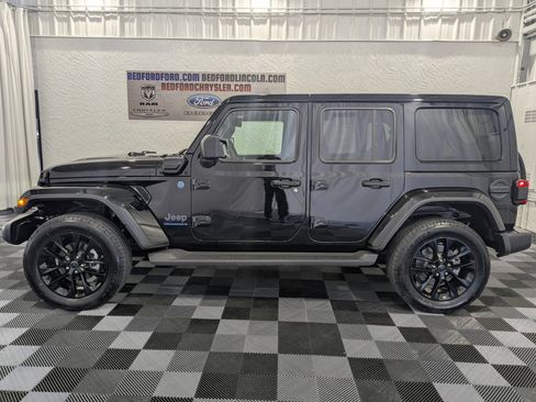 Used 2025 Jeep Wrangler Unlimited Sahara image 2