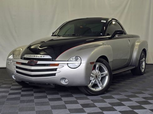 Used 2005 Chevrolet SSR w/ Preferred Equipment Group RWD image 1