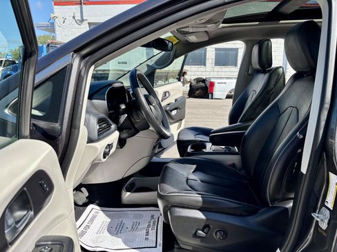 Used 2020 Chrysler Pacifica Limited FWD image 2