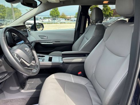 Used 2025 Toyota Sienna XLE FWD image 26