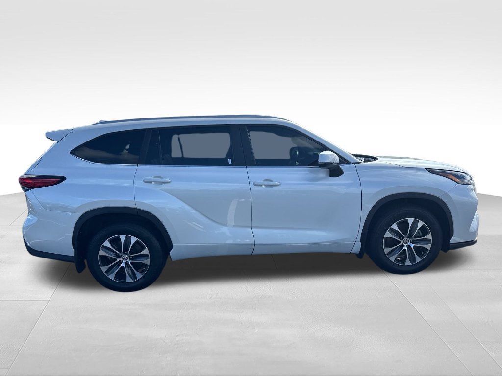 Used 2023 Toyota Highlander XLE FWD image 6