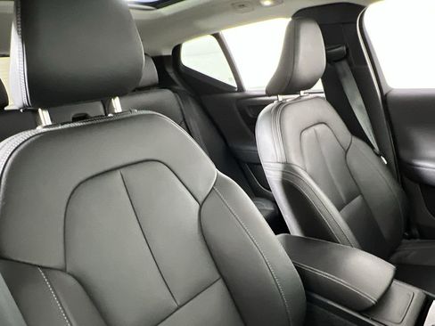 Certified 2025 Volvo XC40 B5 Plus image 25