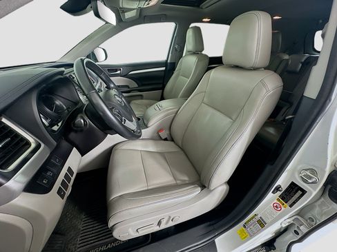 Used 2018 Toyota Highlander XLE AWD/4WD image 13